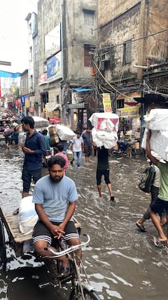 Photos: दिल्ली में भारी बारिश के बीच डूबा सदर बाजार, व्यापारी परेशान