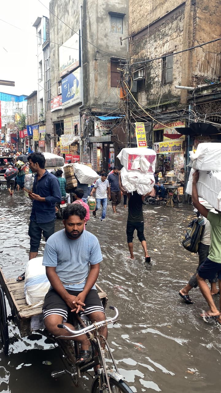 आज सुबह से रुक-रुककर हो रही झमाझम बारिश के कारण पुरा सदर बाजार जलमग्न हो गया. एक और लगातार बारिश के बाद जमा हुए पानी और दूसरी ओर सुरक्षा को लेकर पावर कट से दुकानदारों की दुकानदारी पर बुरा असर पर रहा है. मार्किट एसोसिएशन का सीधा आरोप है की मूलभूत सुविधा मुहैया कराने वाली सिविक एजेंसियों के साथ सरकार भी नहीं दे रही है ध्यान.