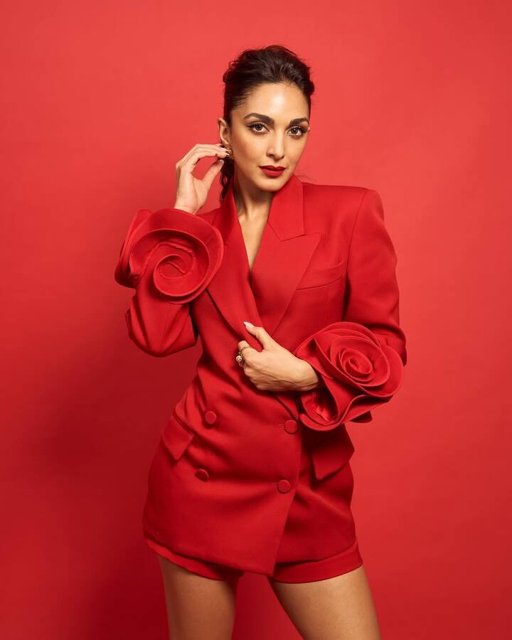 बॉलीवुड एक्ट्रेस कियारा आडवाणी इन दिनों वो अपनी फिल्म 'वॉर 2' को लेकर भी सुर्खियों में हैं, जो 14 अगस्त 2025 को सिनेमाघरों में रिलीज होगी.