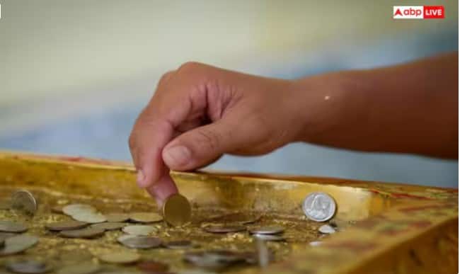 1 ਰੁਪਏ ਦੇ ਨਾਲ-ਨਾਲ, ਖੁਸਰੇ ਤੋਂ 2, 5 ਜਾਂ 10 ਰੁਪਏ ਪ੍ਰਾਪਤ ਕਰਨਾ ਵੀ ਸ਼ੁਭ ਹੈ। ਪਰ ਯਾਦ ਰੱਖੋ ਕਿ ਤੁਹਾਨੂੰ ਕਿੰਨਰ ਤੋਂ ਪੈਸੇ ਨਹੀਂ ਮੰਗਣੇ ਚਾਹੀਦੇ। ਜੇਕਰ ਕਿੰਨਰ ਤੁਹਾਨੂੰ ਆਪਣੀ ਮਰਜ਼ੀ ਨਾਲ ਪੈਸੇ ਦਿੰਦਾ ਹੈ, ਤਾਂ ਹੀ ਇਹ ਸ਼ੁਭ ਨਤੀਜੇ ਦਿੰਦਾ ਹੈ। ਕਿਉਂਕਿ ਲਾਲਚ ਨਾਲ ਕੀਤਾ ਗਿਆ ਕੰਮ ਕਦੇ ਵੀ ਲਾਭ ਨਹੀਂ ਦਿੰਦਾ।