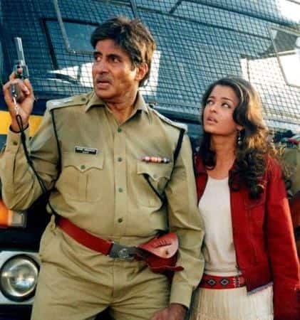 The next film is 'Khaki'. Apart from Aishwarya Rai and Amitabh Bachchan, Akshay Kumar, Ajay Devgan and Tushar Kapoor were also seen in the lead roles in this film. The film was a super hit at the box office.