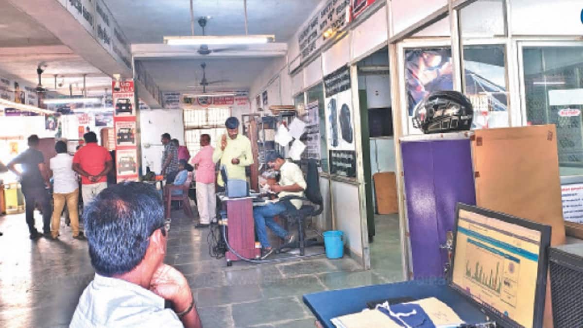 லஞ்ச ஒழிப்புத்துறை போலீசார் அதிரடி... திருச்சி ஆர்டிஓ அலுவலகத்தில் இருந்து ரூ.1.06 லட்சம் பறிமுதல்