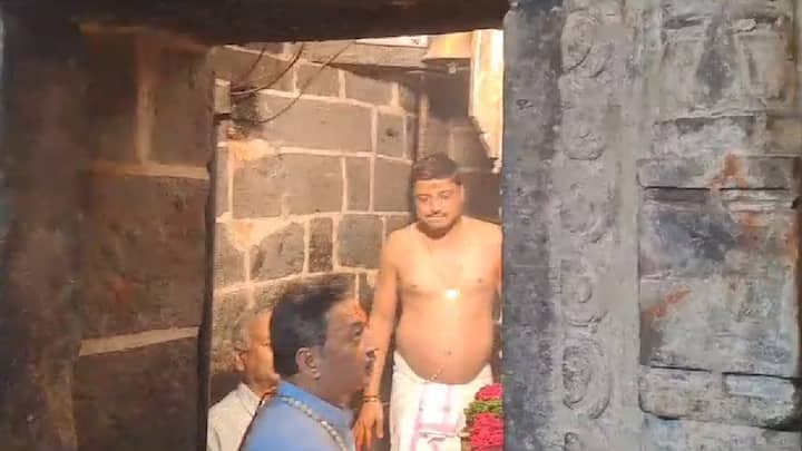 महाराष्ट्राची कुलस्वामीनी आई तुळजाभवानी मातेच्या मंदिरात दर्शनासाठी येणाऱ्या भाविकांना महत्त्वाची सूचना आहे. कारण, येथील तुळजाभवानी देवीचे मुख्य गाभाऱ्यातील दर्शन 1 ते 10 ऑगस्ट या कालावधीत बंद राहणार आहे.