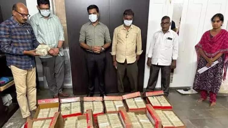 AP Liquor Scam: ఏపీ లిక్కర్ కేసులో కీలక పరిణామం, భారీగా నగదు సీజ్ చేసిన సిట్ AP liquor scam case Rs 11 crore amount seized in Rangareddy district AP Liquor Scam: ఏపీ లిక్కర్ కేసులో కీలక పరిణామం, భారీగా నగదు సీజ్ చేసిన సిట్