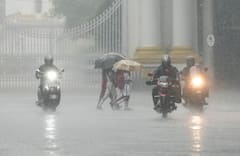 West Bengal Weather Update: āĻĻāĻā§āώāĻŋāĻŖāĻŦāĻā§āĻā§ āĻāĻāĻ āĻāĻžāϰ⧠āĻŦā§āώā§āĻāĻŋāϰ āϏāϤāϰā§āĻāϤāĻž, āĻāĻžāϏāĻŦā§ āĻā§āύ āĻā§āύ āĻā§āϞāĻž?