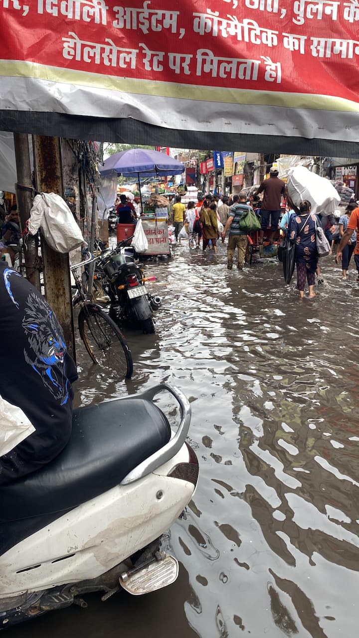 जब इस बाबत एबीपी लाइव की टीम ने फेडरेशन ऑफ सदर बाजार ट्रेड्स एसोसिएशन के चेयरमैन परमजीत सिंह पम्मा और अध्यक्ष राकेश यादव से बात की तो उन्होंने बताया आज जब सुबह किसी तरह दुकानदार अपनी -अपनी दुकानें खोलने पहुँचे तो सड़को और गलियों में जमा पानी दुकान में भी जमा हो गया. एक और जमा पानी दूसरा सुरक्षा के मद्देनजर पावर कट से व्यापारियों का व्यापार पूरी तरह से ठप पर गया.