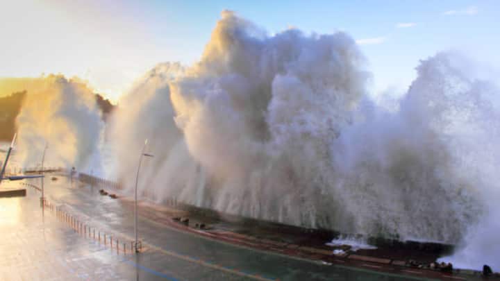 Earlier in July also, there was an earthquake in the sea near Camchatka, which was 7.4. People are being expelled from small cities like Severo-Kurilsk located in the Sakhalin region of Russia. Local administration and army are working together to ensure the safety of the people.