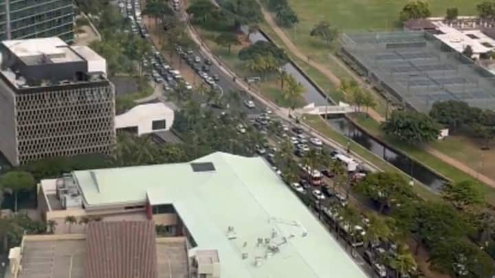 Residents hurry to evacuate Severo-Kurilsk as tsunami warnings spread through the region. (Image Source: x/ theinformant_x)