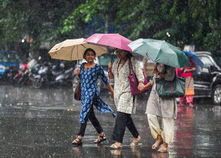ছবি সূত্র- পিটিআই। শুক্রবার উত্তরবঙ্গের সব জেলাতেই বিক্ষিপ্তভাবে বজ্রবিদ্যুৎ-সহ হালকা থেকে মাঝারি বৃষ্টি হতে পারে। ভারী বৃষ্টি হবে দার্জিলিং, কালিম্পং, জলপাইগুড়ি, আলিপুরদুয়ার ও উত্তর দিনাজপুর জেলাতে। 