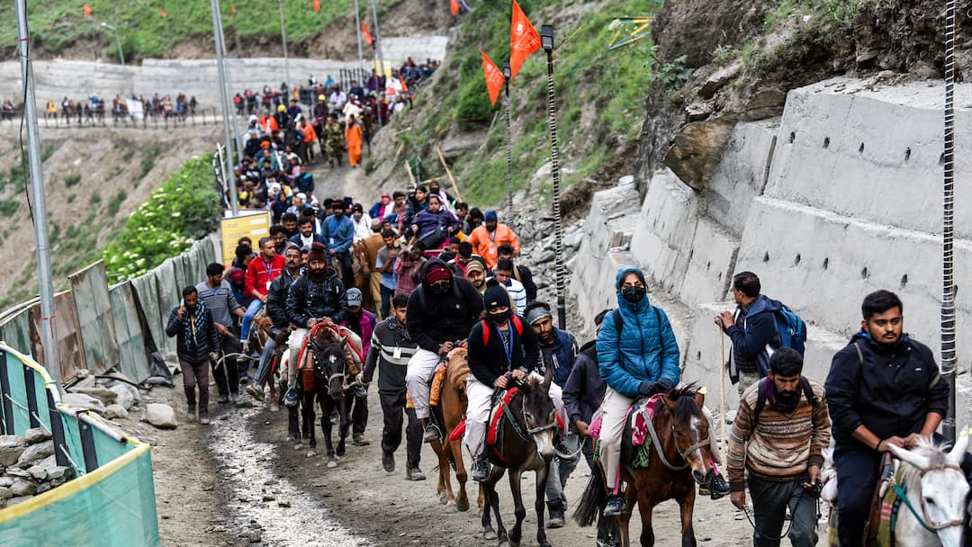 Amarnath Yatra: अमरनाथ यात्रा पर ब्रेक! 31 जुलाई को जम्मू से नहीं चलेगा कोई काफिला, जानें वजह amarnath yatra 2025 suspended from jammu on july 31 due to bad weather officials update Amarnath Yatra: अमरनाथ यात्रा पर ब्रेक! 31 जुलाई को जम्मू से नहीं चलेगा कोई काफिला, जानें वजह
