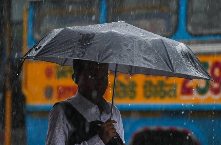 ছবি সূত্র- পিটিআই। বৃহস্পতিবার বজ্রবিদ্যুৎ সহ হালকা থেকে মাঝারি বৃষ্টি হতে পারে দক্ষিণ বঙ্গের সব জেলাতে। ৩০ থেকে ৪০ কিলোমিটার গতিবেগে দমকা ঝোড়ো বাতাস বইতে পারে দু এক জায়গায়। পূর্ব-পশ্চিম বর্ধমান, হুগলি, বীরভূম, মুর্শিদাবাদ, নদিয়া, উত্তর দক্ষিণ ২৪ পরগনা জেলাতে বৃষ্টির সম্ভাবনা বেশি থাকবে। 