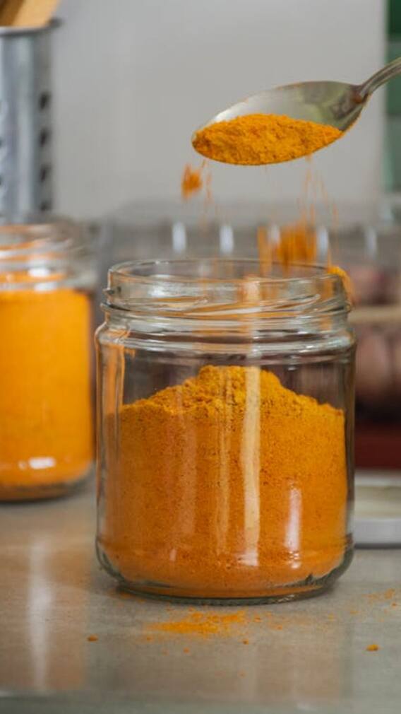 ত্বকের সব সমস্যার সমাধান এক লহমায়, পরিচর্যায় ব্যবহার করুন এই হলুদ