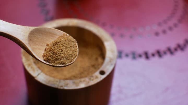 पारंपरिक गूळापेक्षा नारळ साखर किंवा खजूराचा गूळ (palm jaggery) हे अधिक पोषक आणि कमी प्रोसेस्ड असतात.