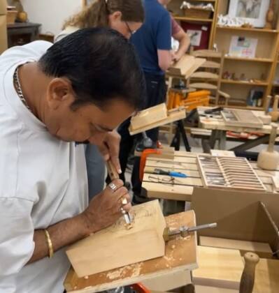 મિનિએચર આર્ટીસ્ટ દીપક ભટ્ટે લંડનમાં એક દિવસીય સેશનમાં કલાત્મક વસ્તુઓ બનાવી સૌને મંત્રમુગ્ધ કર્યા