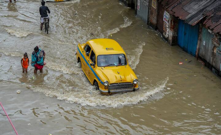 ছবি সূত্র- পিটিআই। শনিবার থেকে সোমবার পর্যন্ত দার্জিলিং, কালিম্পং, আলিপুরদুয়ার, কোচবিহার, জলপাইগুড়ি- উত্তরের এই উপরের দিকে জেলাগুলিতে ভারী থেকে অতি ভারী বৃষ্টির সতর্কতা রয়েছে। 
