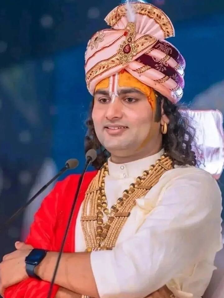 सोशल मीडिया पर फेमस अनिरुद्धाचार्य जी महाराज ने बिग बॉस 19 का हिस्सा बनने से इनकार कर दिया है. बॉलीवुड लाइफ के अनुसार मेकर्स ने उन्हें शो के लिए अप्रोच किया था लेकिन उन्होंने ये ऑफर ठुकरा दिया.