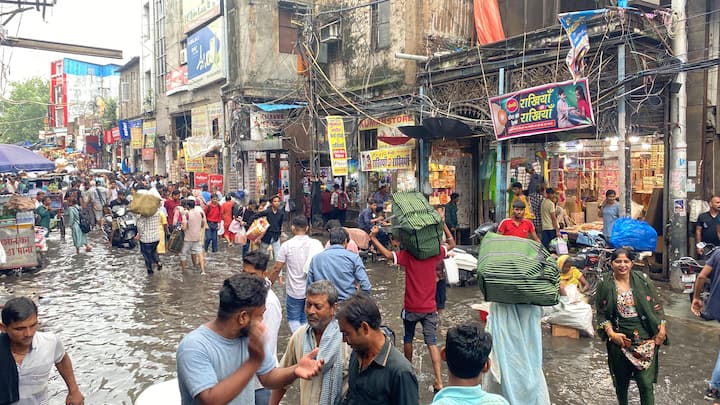 पिछले कई सालों से लगातार मौजूदा सिविक एजेंसियों को मेल के द्वारा, लिखित और मौखिक तौर पर एसोसिएशन अपने मार्किट में हो रही परेशानियों को बताता आ रहा है पर कोई सुनवाई नहीं होती है. बस खानापूर्ति का कार्य कभी-कभार होता रहता है जिससे कहावत है न