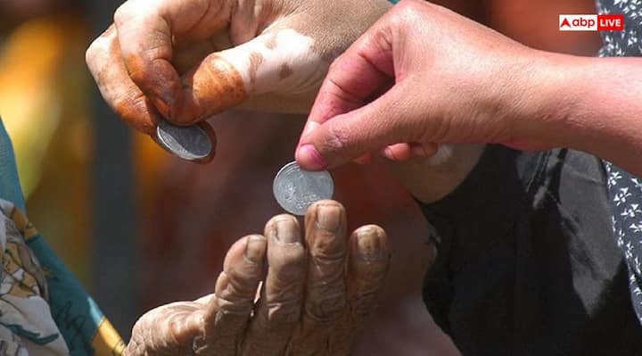 When it comes to one rupee from the eunuchs, it is considered very auspicious. If the eunuch gives you a coin of one rupee without asking for himself, then it is a sign that the problems and financial crisis in your life will be overcome.