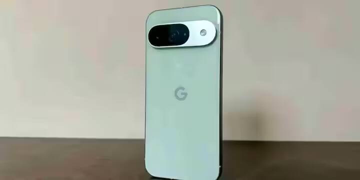 ગૂગલ પિક્સેલ 10 સિરીઝ 20 ઓગસ્ટે લોન્ચ થવા જઈ રહી છે. આ વખતે કંપની ચાર વેરિઅન્ટ પિક્સેલ 10, પિક્સેલ 10 પ્રો, પિક્સેલ 10 પ્રો એક્સએલ અને પિક્સેલ 10 પ્રો ફોલ્ડ રજૂ કરી શકે છે. કિંમતની વાત કરીએ તો, આ સિરીઝ 79,999 રૂપિયાથી શરૂ થઈને 1,79,999 રૂપિયા સુધી જઈ શકે છે.