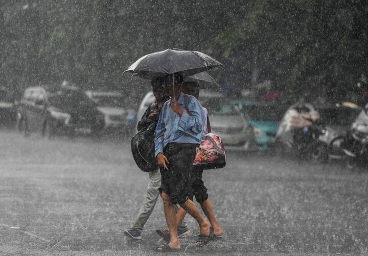 ছবি সূত্র- পিটিআই। আজ বুধবার উত্তরবঙ্গের সব জেলাতেই বিক্ষিপ্তভাবে বজ্রবিদ্যুৎ-সহ হালকা থেকে মাঝারি বৃষ্টি হবে। জলপাইগুড়ি, আলিপুরদুয়ার, কালিম্পং এবং মালদা জেলাতে ভারী বৃষ্টি হওয়ার সম্ভাবনা রয়েছে। 