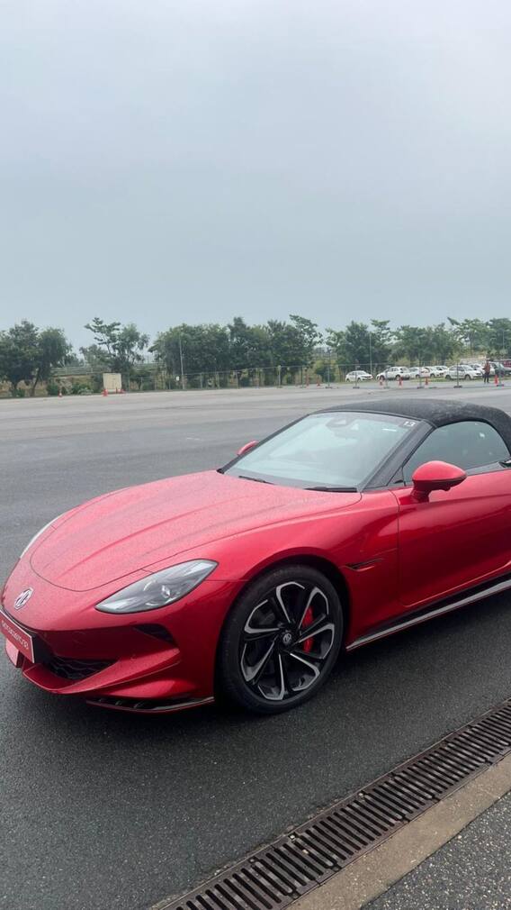 ரோட்டில் ஓடும் கப்பல்.. எம்ஜி சைபர்ஸ்டர் கார் எப்படி இருக்கு?