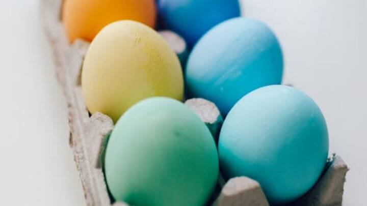 जींस की संरचना में बड़े बदलाव की वजह से चिकन के अंडे नीले रंग के हो जाते हैं, लेकिन वायरस के अटैक के बाद भी उन अंडों को खाना सुरक्षित माना जाता है और लोग शौक से इन अंडों को खाते हैं.