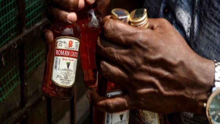 क्योंकि इन राज्यों में ट्रेन में शराब ले जाना गैरकानूनी है. पकड़े जाने पर जुर्माना और जेल दोनों हो सकते हैं. भले ही शराब सील पैक क्यों न हो. इसलिए अगर आपको ट्रेन में शराब ले जानी है, तो सबसे पहले देख लें कि यात्रा कहां से शुरू हो रही है और कहां खत्म हो रही है.