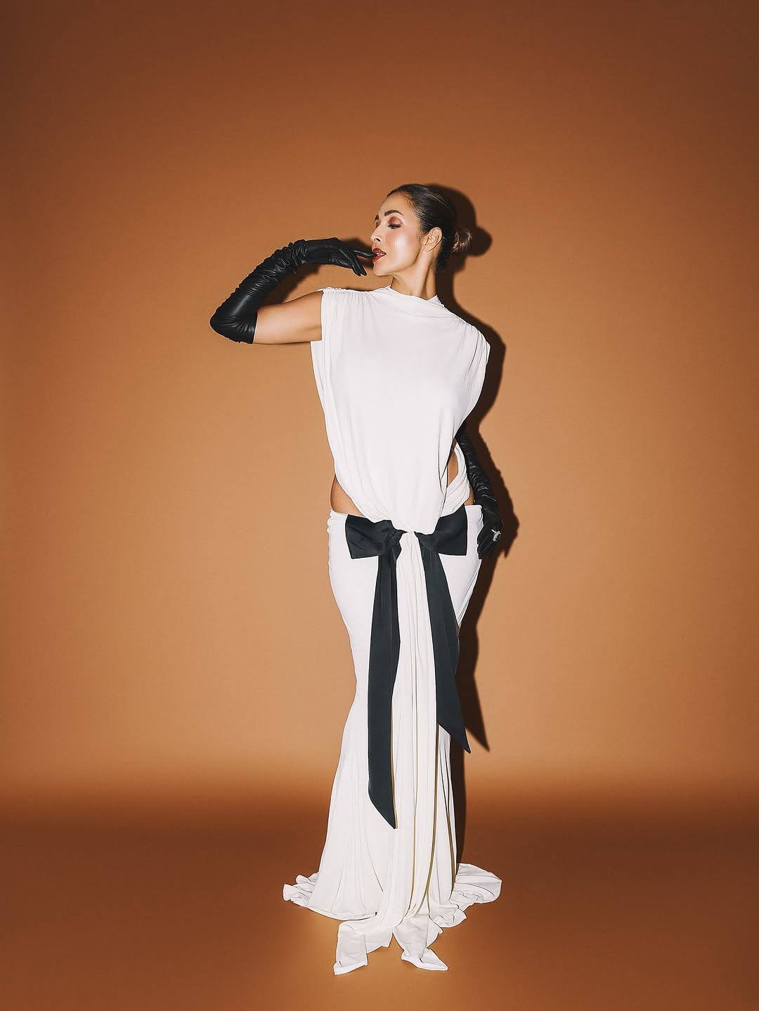 Malaika Arora says that with increasing age, the neckline also starts shrinking, so it is necessary to take special care of the neck. After face care, she also applies moisturizer on her noble. The moisturizer is quite effective to prevent the neckline from shrinking.