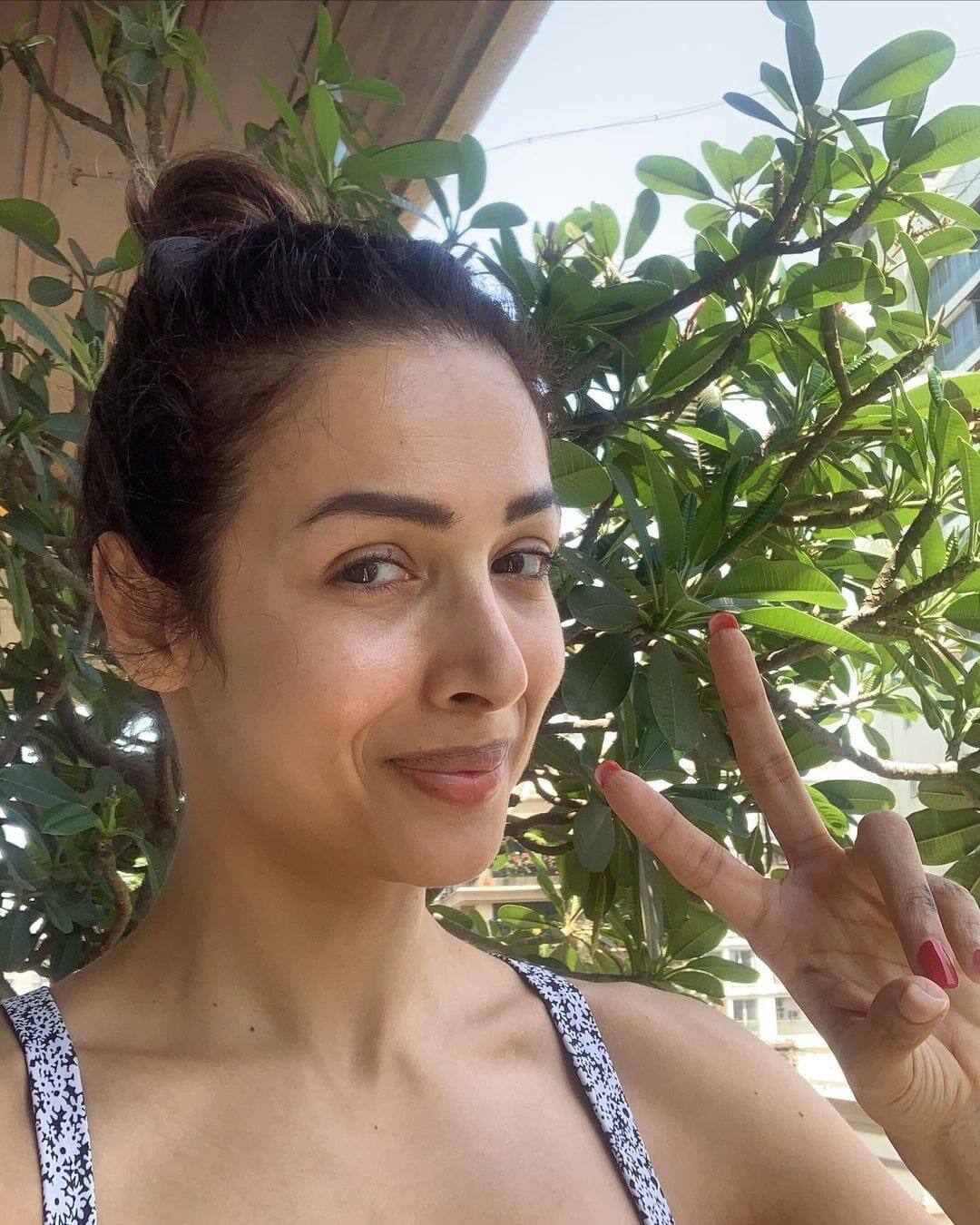 After the massage, the actress puts an under eye patch in her eyes. This keeps the under eye area safe and even dark circles do not come. Not only this, this under eye patch also protects against problems like fine lines, darkness, pit under the eyes.