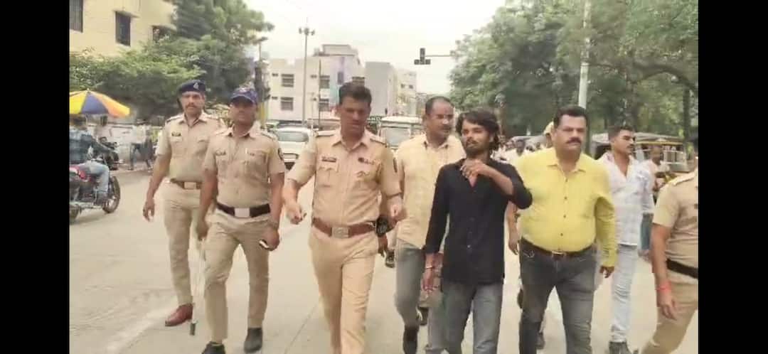 Nanded Crime News :भरदिवसा मुलीचं अपहरण करणं पडलं महागात! जिथून मुलीला बळजबरीनं उचललं तिथूनच पोलिसांनी काढली आरोपीची धिंड Nanded Crime: Man Abducts Girl in Broad Daylight Police Parade Him at the Same Spot as a Warning Nanded Crime News :भरदिवसा मुलीचं अपहरण करणं पडलं महागात! जिथून मुलीला बळजबरीनं उचललं तिथूनच पोलिसांनी काढली आरोपीची धिंड