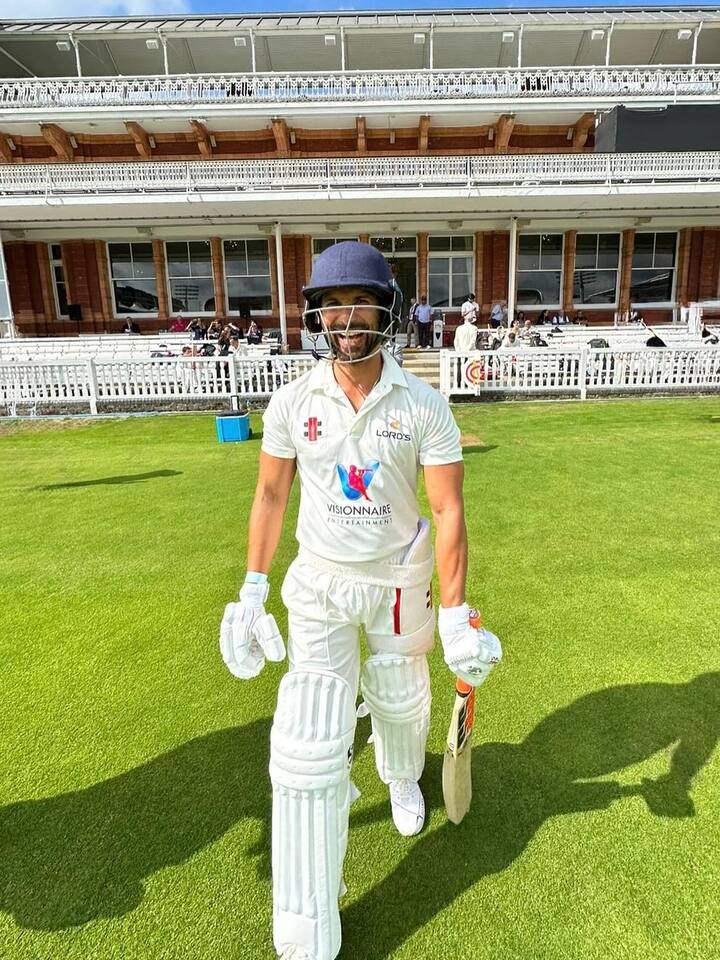 Let me tell you that Shahid Kapoor played the role of cricketer in the film Jersey. In the film, Mrinal Thakur was seen in the lead role with Shahid. Shahid Kapoor impressed everyone in the film with his acting.