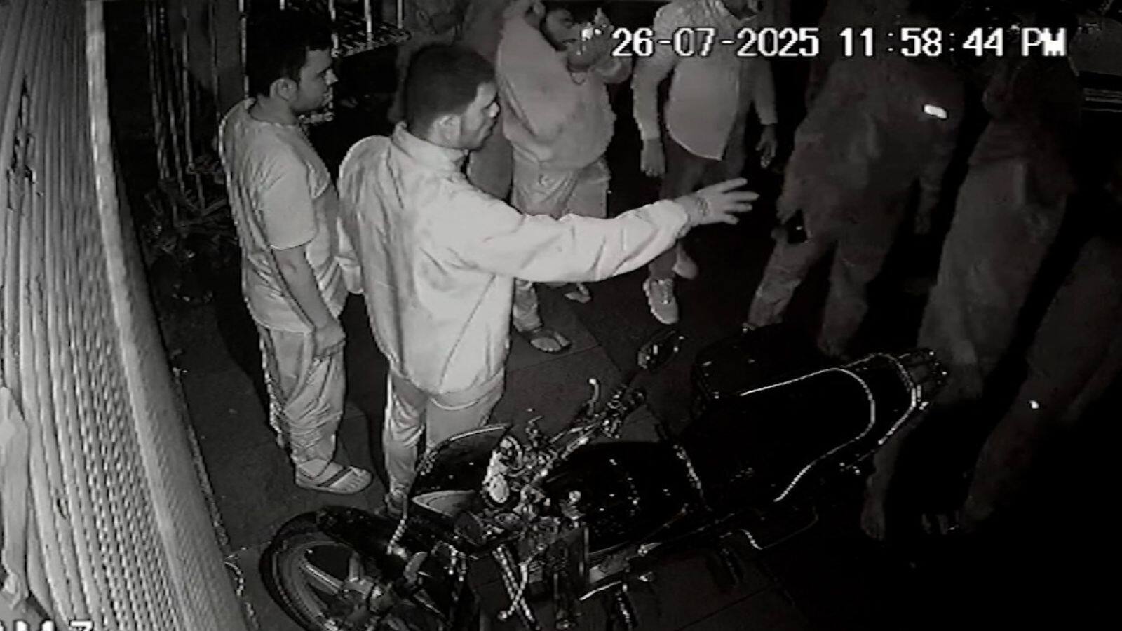 Kargil War Family : এবার কার্গিল যোদ্ধার পরিবারকেই বাংলাদেশি সন্দেহে হেনস্থার অভিযোগ, ভারতের নাগরিকত্বের প্রমাণ দাবি !