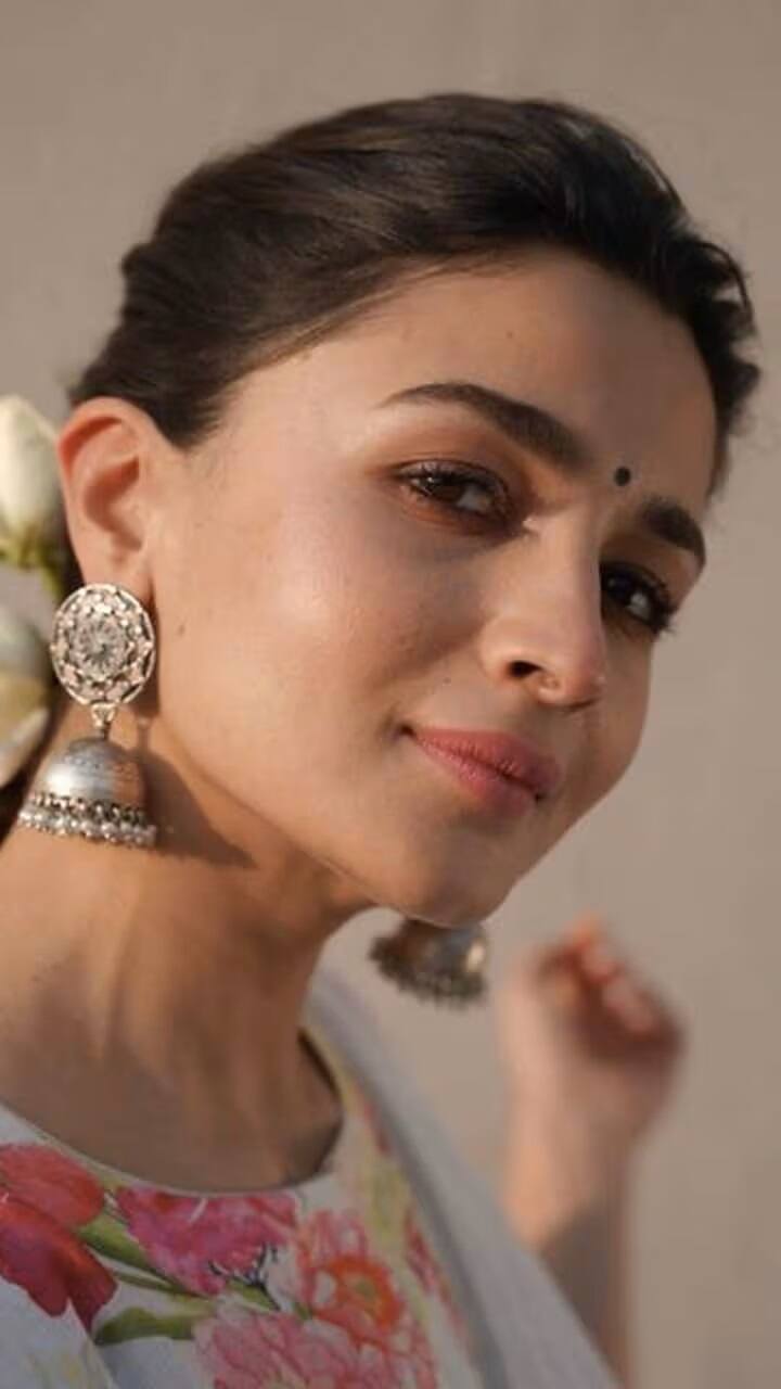 आलिया के ये सिल्वर झुमके भी आपके लुक को स्टाइलश बना देंगे. इन्हें आप राखी या जन्माष्टमी पर एथनिक ड्रेस के साथ पहन सकती हैं.