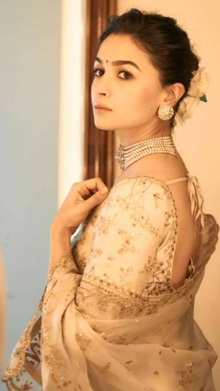 एक्ट्रेस के ये टोप्स ईयररिंग्स भी पहनने में काफी सुंदर लगते हैं. आप इन्हें एक्ट्रेस की तरह चोकर नेकलेस के साथ पहन सकती हैं.
