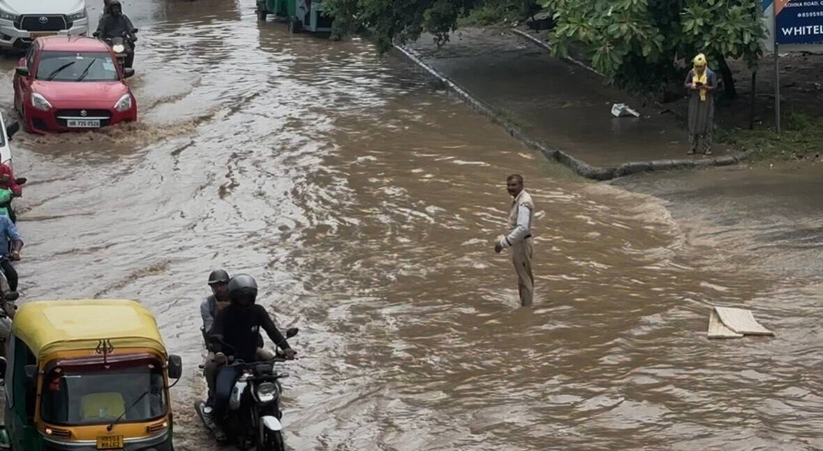 गुरुग्राम का दरिया है, बचकर जाना है! बारिश ने खोली साइबर सिटी की पोल