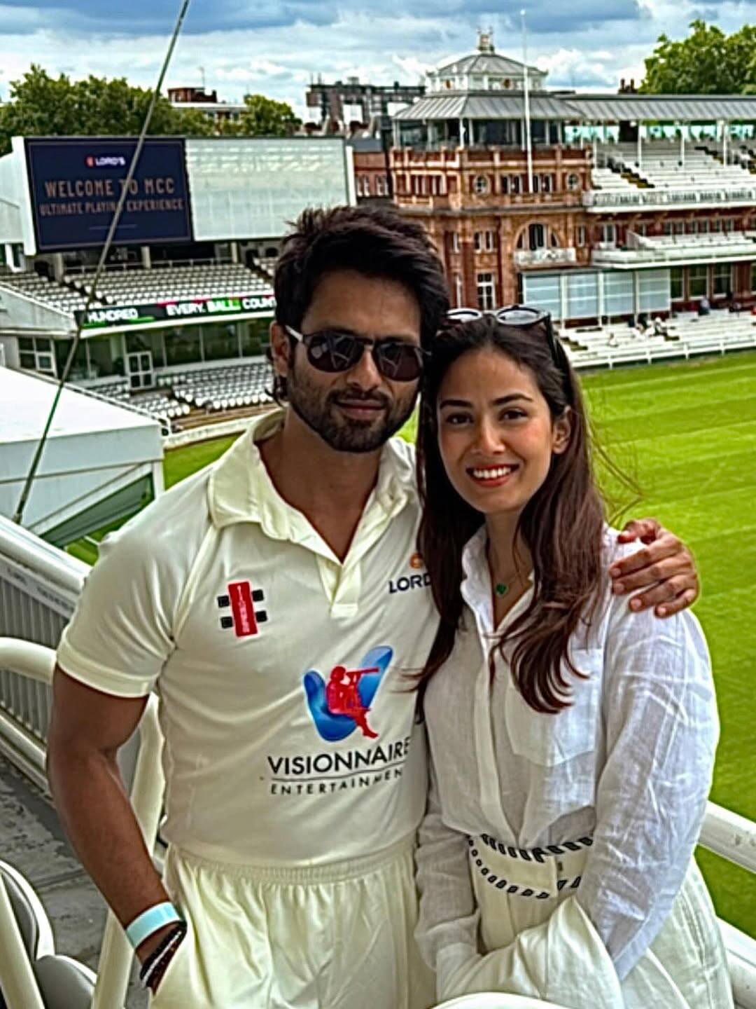 His wife Meera Rajput also reached to cheer Shahid. Meera looked very cute in a white color outfit.