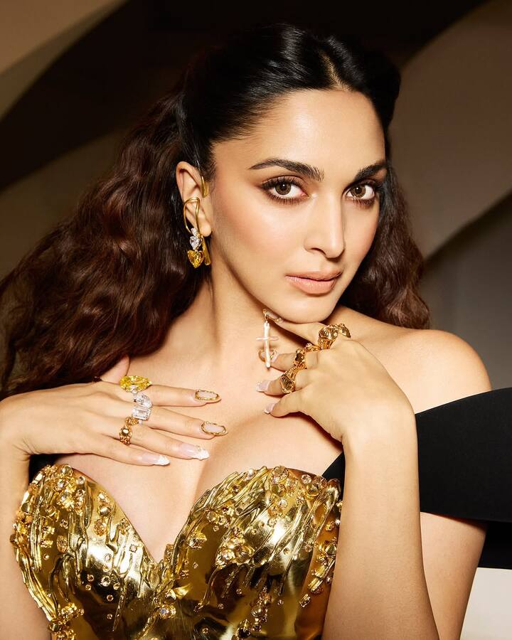 The actress we are talking about is none other than Kiara Advani. The actress is celebrating her 34th birthday on 31 July today. Let's know how Kiara Advani's fate overturned and she became a glamorous actress of Bollywood with a school teacher.