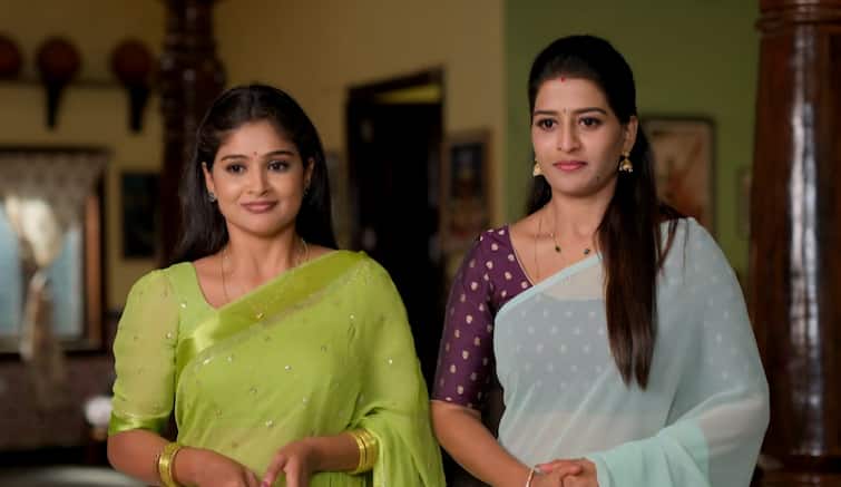 Illu Illalu Pillalu Serial actors behaviour in sets reels trending Illu Illalu Pillalu Serial Actors Fun Reels: తెర వెనుక అసలు కథేంటి? ఇల్లు ఇల్లాలు పిల్లలు సిరియల్‌లో నర్మద, శ్రీవల్లిల సరదా వీడియోలు చూసేయండి!