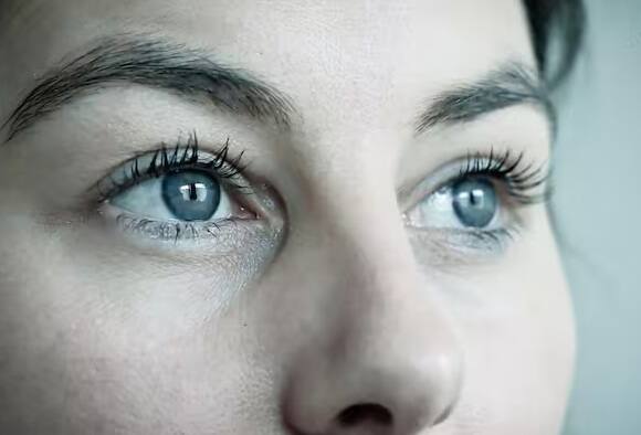 સવારે ઉઠતાની સાથે જ આંખોમાં સોજો આવવો સામાન્ય છે, પરંતુ જો આ સોજો આખો દિવસ ચાલુ રહે તો તે કિડનીની સમસ્યાનો સંકેત હોઈ શકે છે. આવું ત્યારે થાય છે જ્યારે પ્રોટીન પેશાબ દ્વારા બહાર નીકળવાનું શરૂ થાય છે, જેને પ્રોટીન્યુરિયા કહેવાય છે.