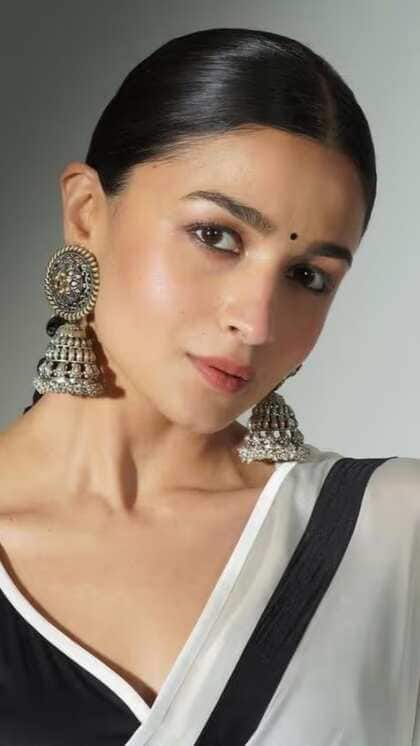 आलिया भट्ट को ऑक्सीडाइज्ड ज्वेलरी और झुमके काफी पसंद है. अगर आप भी इनके शौकीन हैं. तो एक्ट्रेस की तरह ये पहनकर आप अपने सिंपल लुक में चार चांद लगा सकती हैं.