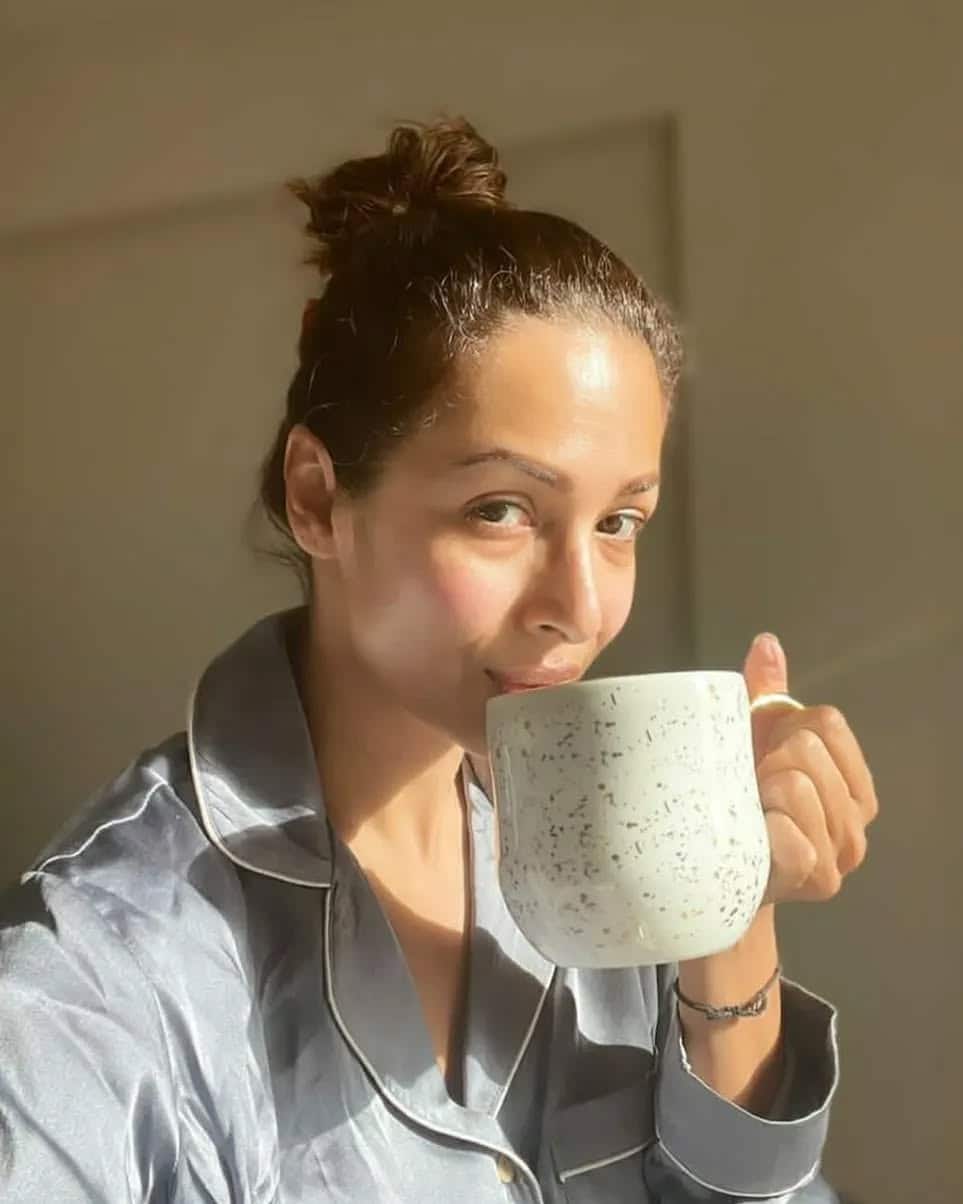 After this, the actress further told that after oiling, she performs under -came and facial massage with Z roller on her face. This increases blood circulation on the face and also keeps the glow of the face. Actress Narishing Lip Bam uses on the lips, this keeps the delicate skin of the lips hydrated.