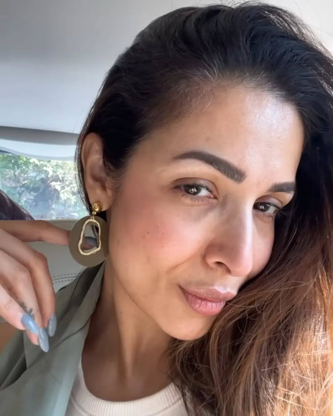 Malaika Arora shared some special things about her skincare on her social media handle. The actress told that before makeup, she applies facial oil on her face, which keeps the skin moisture. Facial oil gives the face natural glow and nutrition. You can also use light weight moisturizer before applying facial oil.