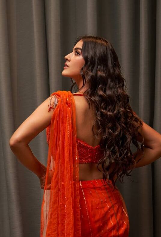 મદહોશ અદા, કર્વી ફિગર સાથે કાવ્યાનું હૉટ ફોટોશૂટ