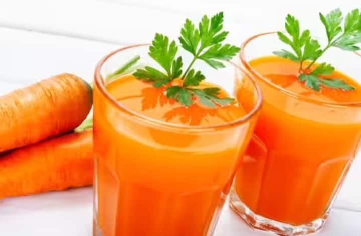 डिटॉक्सिफिकेशन में मदद करता है: गाजर का जूस लिवर को साफ करता है और शरीर से विषाक्त पदार्थों को बाहर निकालता है। बारिश के मौसम में तले हुए और बाहर के खाद्य पदार्थों का सेवन अधिक होता है, जिससे शरीर को डिटॉक्स की जरूरत होती है।