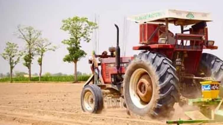 Electric Tractor: ਘੱਟ ਲਾਗਤ 'ਤੇ ਵੱਧ ਕੰਮ ਕਰਨਗੇ ਇਹ 3 ਇਲੈਕਟ੍ਰਿਕ ਟਰੈਕਟਰ, ਖਰੀਦਣ ਲਈ ਕਿਸਾਨਾਂ ਲਈ ਦੀ ਲੱਗੀ ਭੀੜ; ਬਿਨਾਂ ਡੀਜ਼ਲ ਘੰਟਿਆਂ ਤੱਕ ਵਾਹੇਗਾ ਖੇਤ... Auto News-powerful-electric-tractors-have-arrived-for-farmers-work without-diesel details inside Electric Tractor: ਘੱਟ ਲਾਗਤ 'ਤੇ ਵੱਧ ਕੰਮ ਕਰਨਗੇ ਇਹ 3 ਇਲੈਕਟ੍ਰਿਕ ਟਰੈਕਟਰ, ਖਰੀਦਣ ਲਈ ਕਿਸਾਨਾਂ ਲਈ ਦੀ ਲੱਗੀ ਭੀੜ; ਬਿਨਾਂ ਡੀਜ਼ਲ ਘੰਟਿਆਂ ਤੱਕ ਵਾਹੇਗਾ ਖੇਤ...