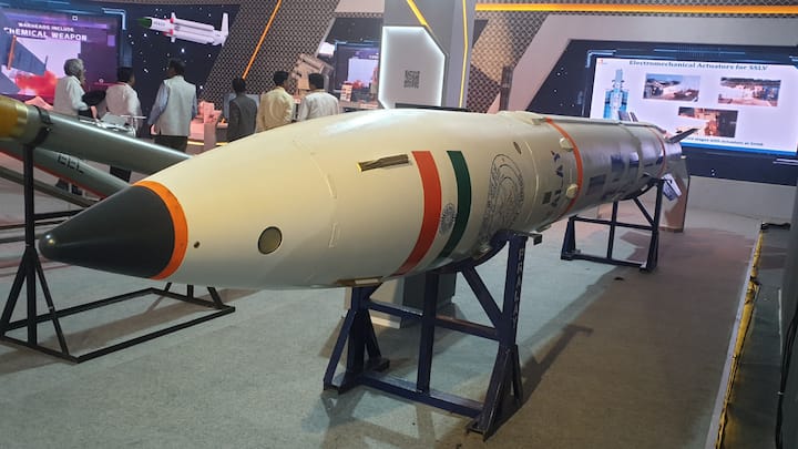 प्रलय मिसाइल की डिजाइनिंग में DRDO ने इंस्टेंट एक्शन, सटीक टारगेट हिट और रणनीतिक लचीलापन जैसे सभी महत्वपूर्ण बिंदुओं को प्रमुखता दी है.प्रलय मिसाइल का सबसे महत्वपूर्ण पहलू है कि यह मिसाइल परमाणु हथियार ले जाने में सक्षम नहीं, बल्कि पारंपरिक वॉरहेड के साथ विकसित की गई है, जिससे यह भारत की नो फर्स्ट यूज (NFU) नीति के अनुरूप युद्ध के मैदान में एक निर्णायक हथियार बनती है.