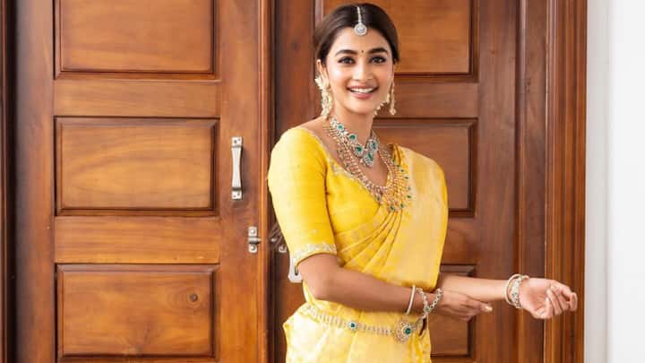 This bright yellow saree, paired with elements of subtle glam, was a fitting choice on the edge of the festive season. The minimalistic look allowed her to let the saree shine in all of its joy. (Image Source: Instagram/ hegdepooja)