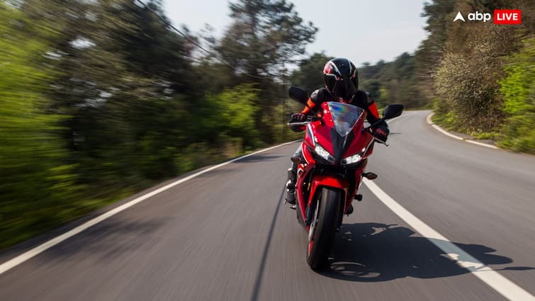 Bike Braking Tips: फ्रंट या रियर- बाइक चलाते समय कौन सा ब्रेक पहले लगाना चाहिए? जानें सही तरीका Bike Braking Tips know which brake should be used more front or rear to stop bike Bike Braking Tips: फ्रंट या रियर- बाइक चलाते समय कौन सा ब्रेक पहले लगाना चाहिए? जानें सही तरीका