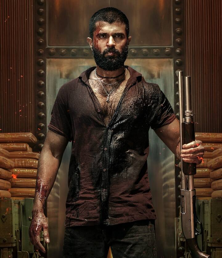 విజయ్ దేవరకొండ బెస్ట్ పెర్ఫార్మన్స్ ఇచ్చిన సినిమాల లిస్ట్ తీస్తే ఇక నుంచి తప్పకుండా 'కింగ్డమ్' ఉంటుంది. సూరి పాత్రలో ఆయన అంత అద్భుతంగా నటించారు. 'రగిలే రగిలే...' పాట వచ్చే సయమంలో ఆయన పెర్ఫార్మన్స్ పీక్స్ అంతే! స్టార్టింగ్ నుంచి ఎండింగ్ వరకు సినిమాను తన భుజాల మీద మోశారు. విజయ్ దేవరకొండ కాకుండా సూరి మాత్రమే కనిపించేలా నటించారు.