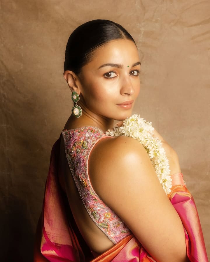 आलिया भट्ट के ये डबल शेड ईयररिंग्स काफी ट्रेंड में हैं. जो आपके सिंपल लुक को एकमद स्टाइलिश बना देंगे. इन्हें आप साड़ी और सूट दोनों के साथ कैरी कर सकती हैं.